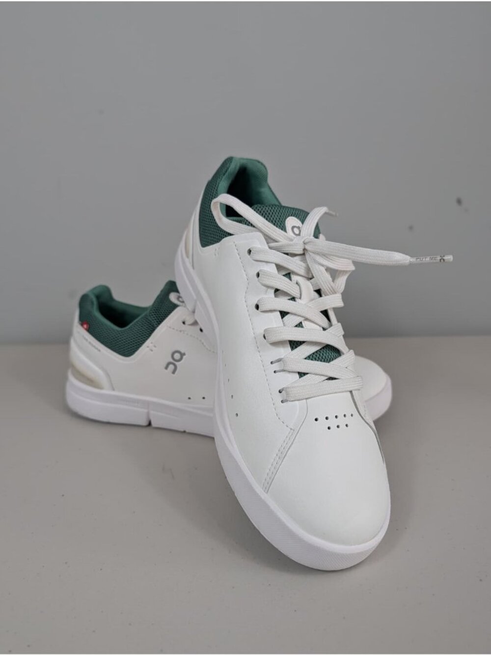On Cloud the roger advantage sneaker in white/green color women's size 9.5